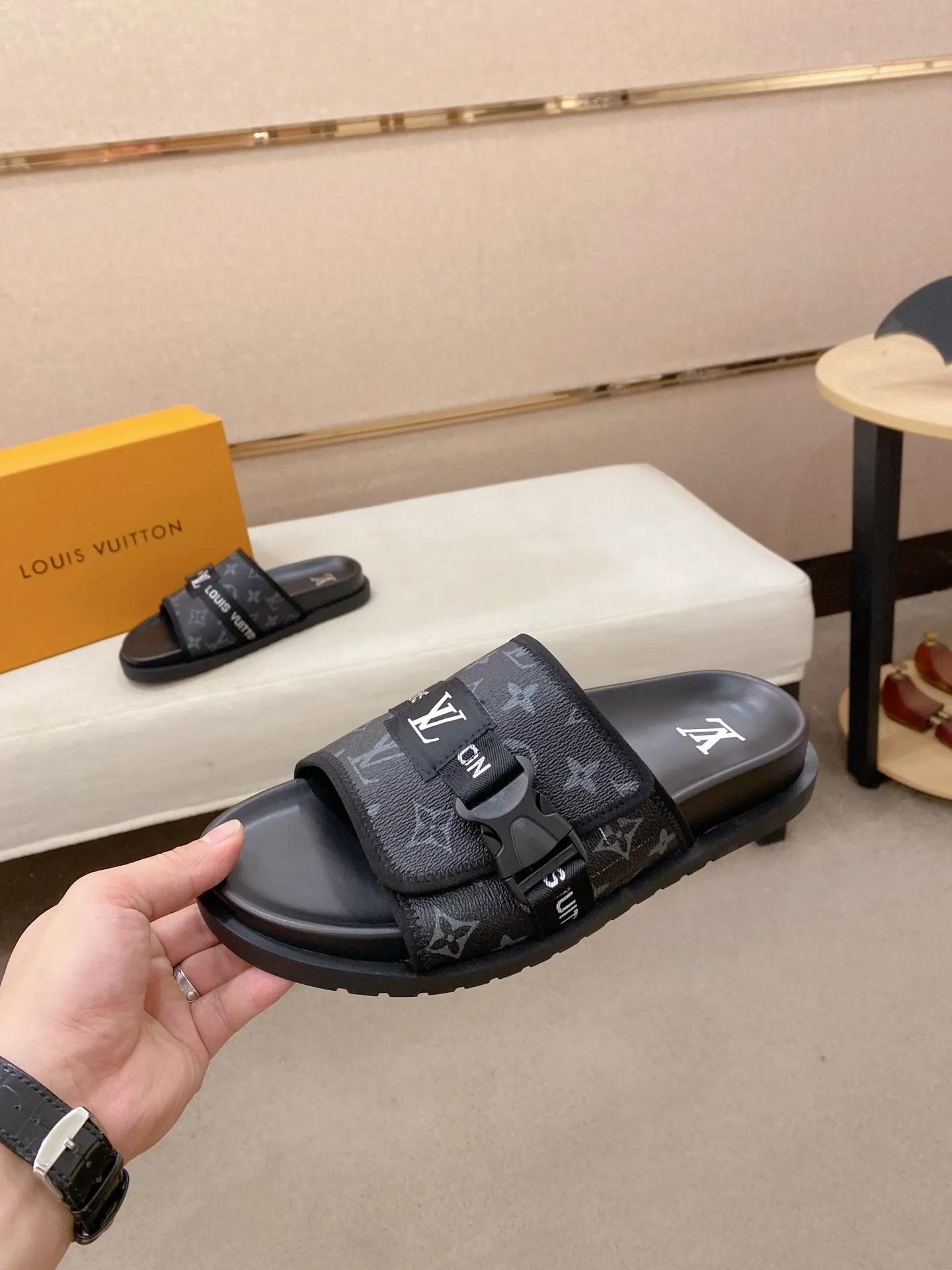 Men's shoes💰: 320💰Made by LV🔍Top purchasing agent, men's spring and summer slippers are available at the same counter. The uppers are made of cowhide imported from Italy, with logo graphics and high-quality craftsmanship. Soles: original soles specially provided by the original factory. Exclusive molded soles are super comfortable. Original goods with single order, 🔍🔍high quality, you can enter and exit the counter at will. Welcome to compare, code number 38-44. Can be customized45